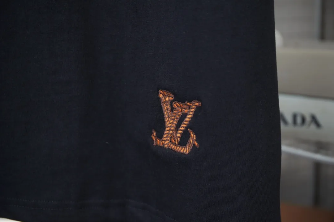 🅿️210 High quality LOUIS VUITTON/Louis Vuitton 25FW Autumn and Winter series Western denim cotton front and back embroidered short-sleeved T-shirt with twist embroidery brand logo letters on the hem, the dawn style of the 24FW fashion show. Complete with three standards, using high-weight pure cotton fabric! It feels very comfortable. The OS drop-shoulder version adopts imported Tajima machine embroidery technology. It is fashionable and personalized, and it is super versatile! The threaded neckline is not loose, the color is fixed at high temperature, and the through-shoulder strapping process is used. Unisex S M L XL